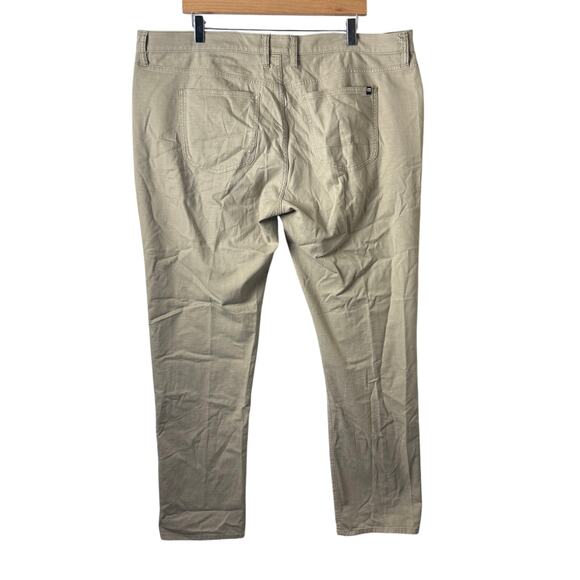 Travis Mathew Golf Pants Mens Size 40 Tan Open to Close Chino Stretch Athletic - Picture 2 of 9
